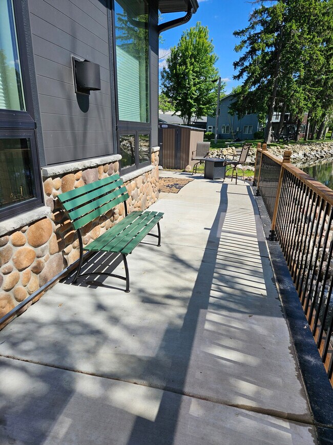 Building Photo - 5913 Lake Edge Rd