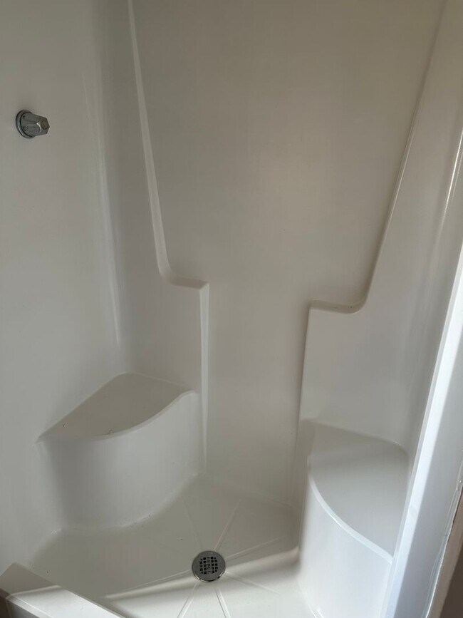 Building Photo - 4 Bed 2 Bath Available!