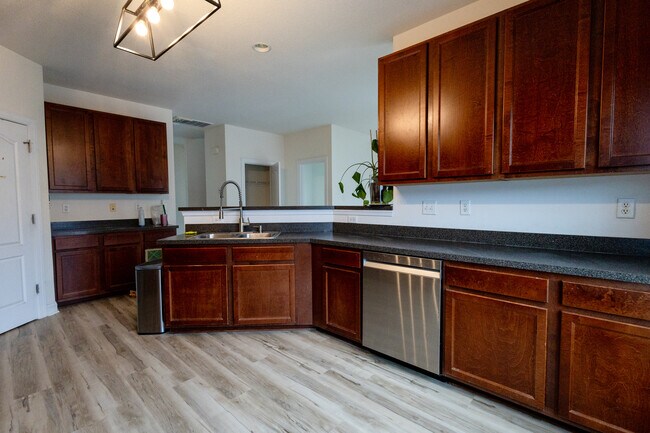 Building Photo - 956 Iron Bridge Dr