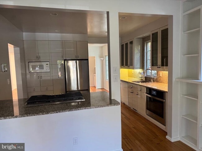 Building Photo - 4920 Butterworth Pl NW