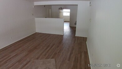 Building Photo - Spacious 3 bedroom 2 bath house with large...