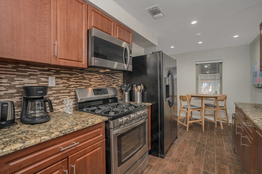 Building Photo - 7809 Claremont Dr