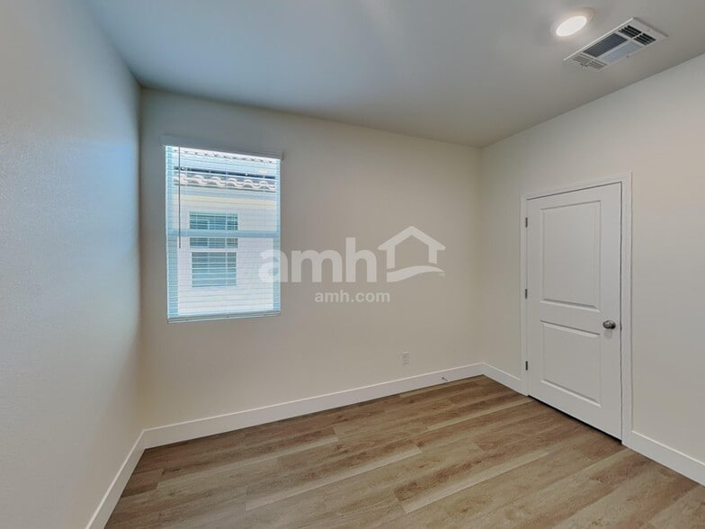 Building Photo - 874 English Primrose St