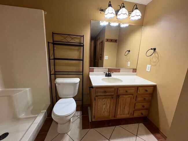 Building Photo - Large 3 Bed 2 Bath Home!