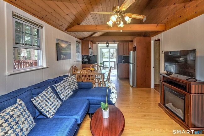 Building Photo - 10 Old Pinewood Trail