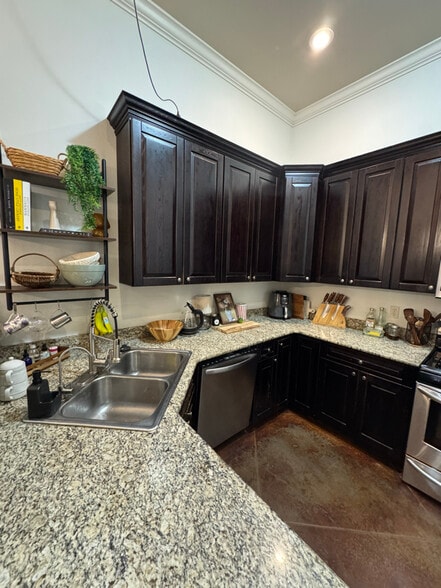 Building Photo - 41072 Kinkade Dr