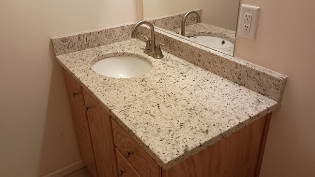 Building Photo - 128 N Hill St