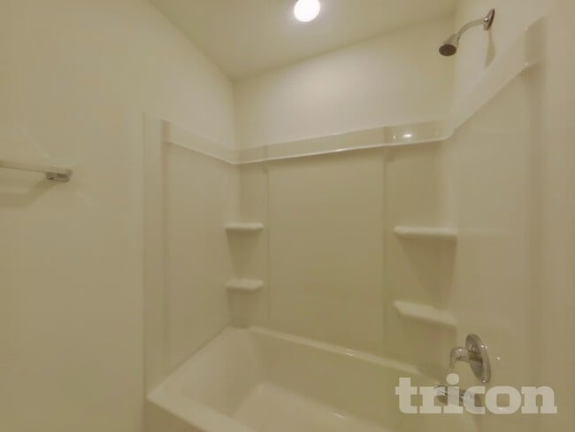 Building Photo - 1616 Parlier St