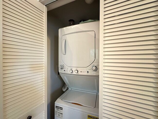 Building Photo - 2206 W Eastwood Ave