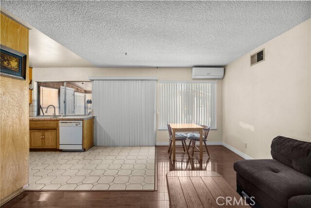 Building Photo - 663 Eston Pl