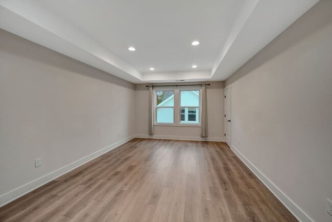 Building Photo - Modern 4 Bedroom/ 3 Bath Home in East Nash...