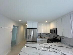 Building Photo - 911 Sharar Ave