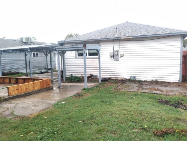 Building Photo - 3 bed 1 bath available in North Highlands!