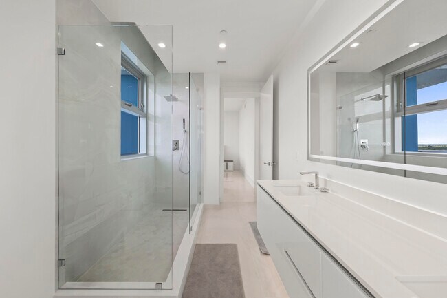 Building Photo - 220 Lake Shore Dr