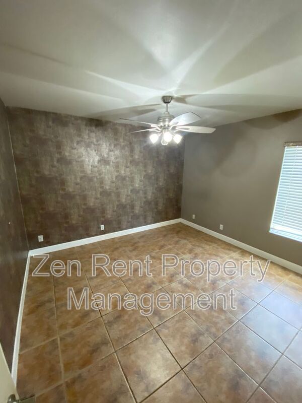 Building Photo - 815 W Juanita Cir