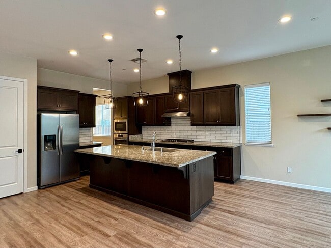 Building Photo - Charming! 3 Bedroom 2.5 Bath Single Family Home