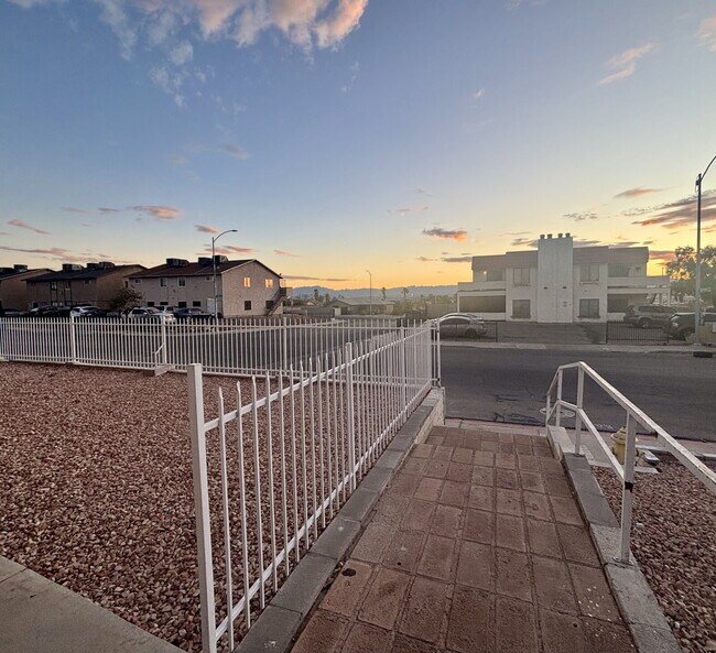 Building Photo - Updated Unit with Vinyl Floors & Stainless...