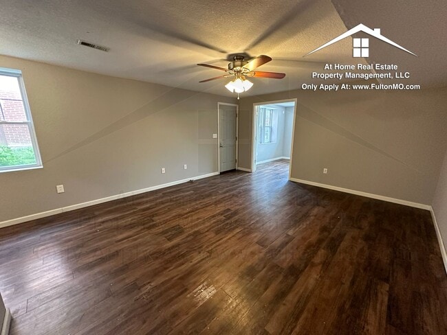 Building Photo - 101 E 10th St