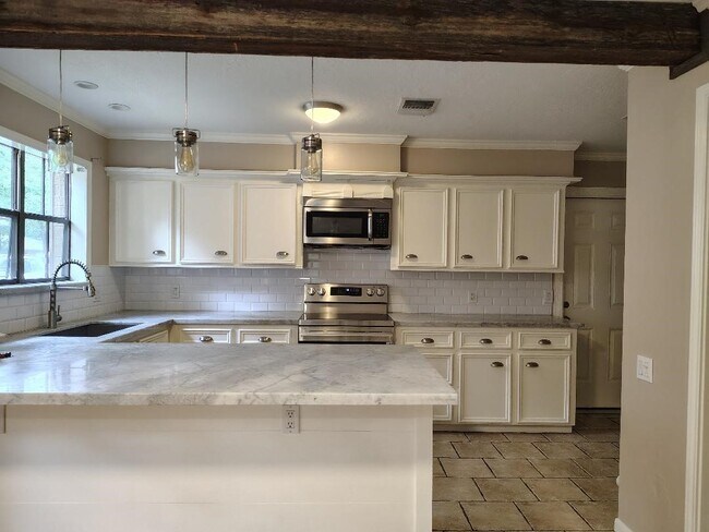 Building Photo - 2823 Whitman Dr