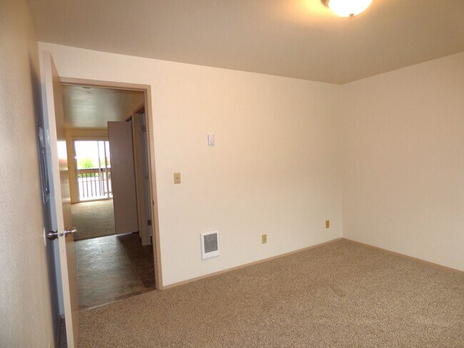 Building Photo - Rent Special: 1/2 Off June's Rent!! 1 bedroom 1 bath second level unit!