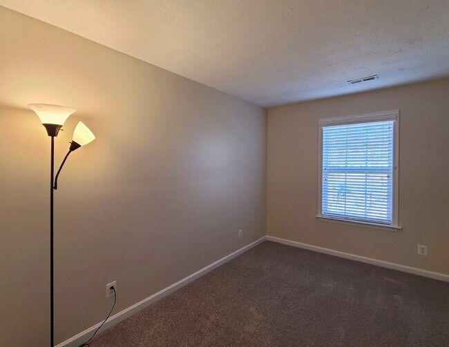 Building Photo - Beautifully Updated 4 BR, 2.5 BA Townhome