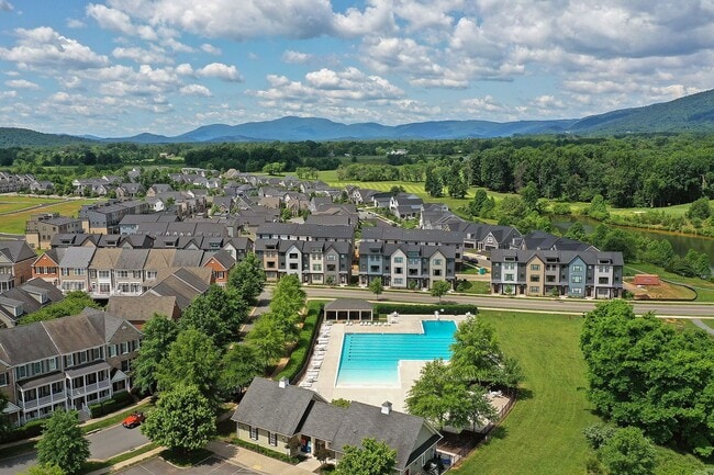 Building Photo - Beautiful Old Trail Townhome