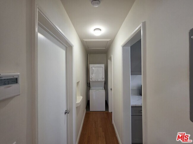 Building Photo - 102 Gaviota Ave