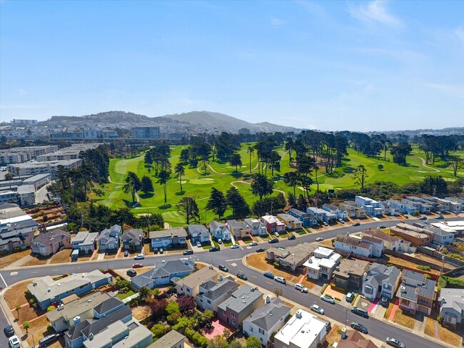 Building Photo - Spacious Westlake Home