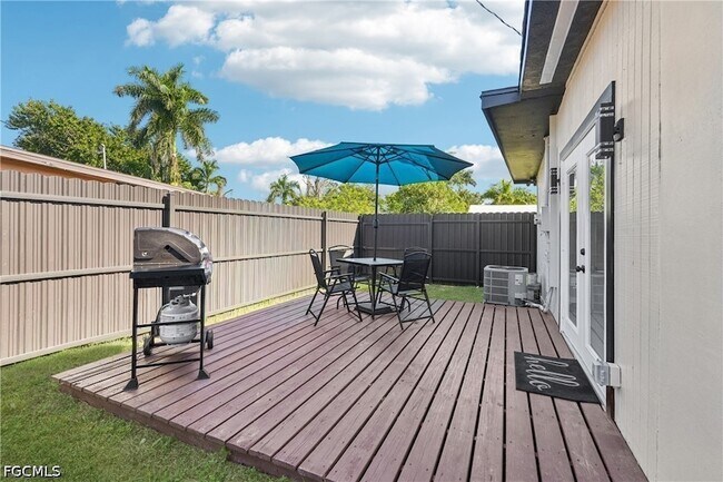 Building Photo - 92 Oak St