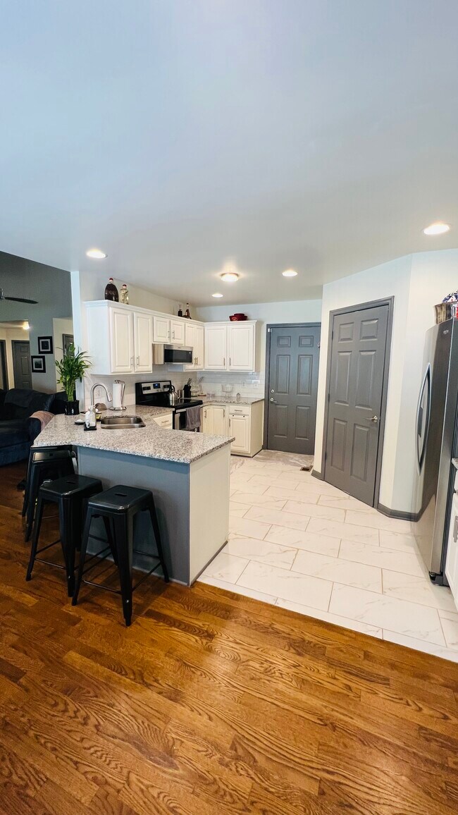 Updated Kitchen/tile floors/stainless steel appliances - 159 Brookview Cir