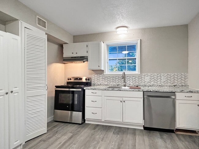 Building Photo - 1 Bedroom - Downstairs Duplex in Canyon Lake - Hill Country Views