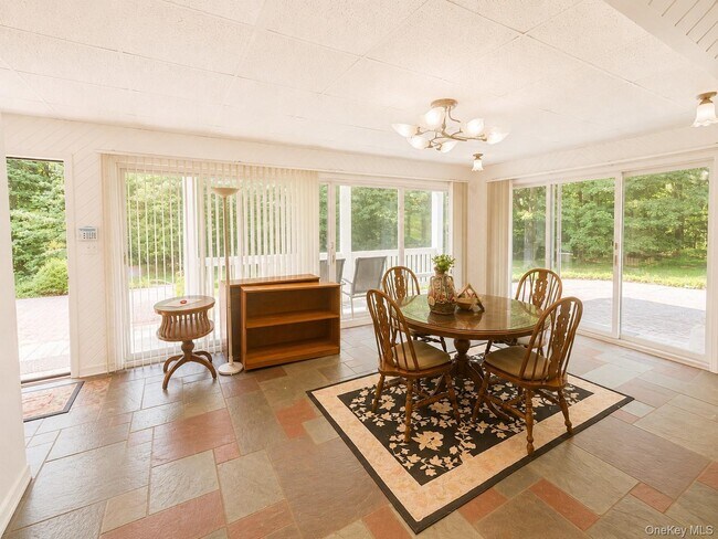 Building Photo - 40 Maplewood Dr