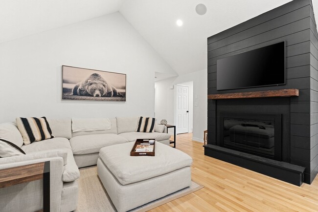 Building Photo - 80 Maura Dr
