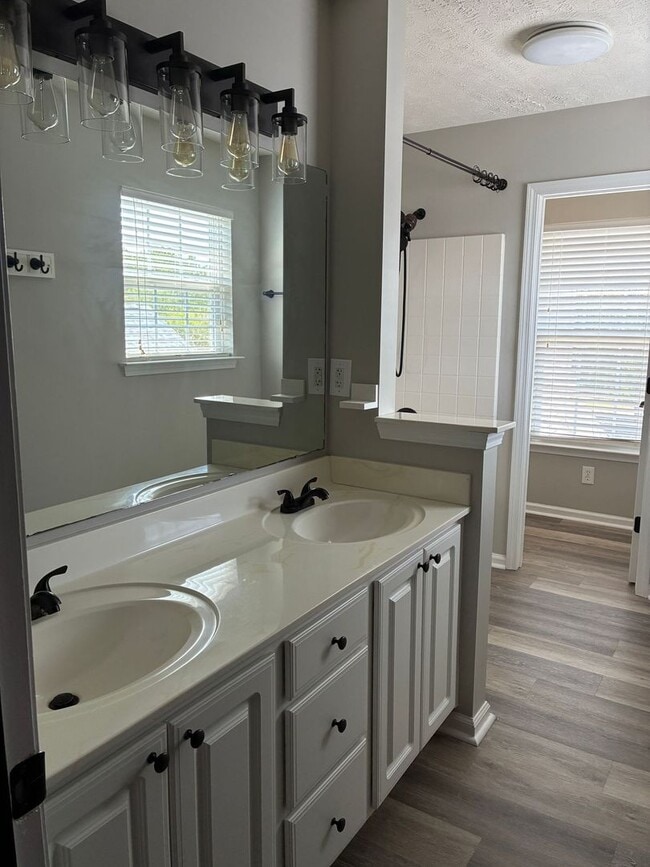 Building Photo - Walker Woods, large 4 BD and 2.5 BA