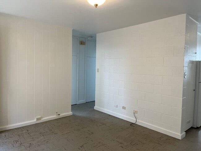 Building Photo - R1171