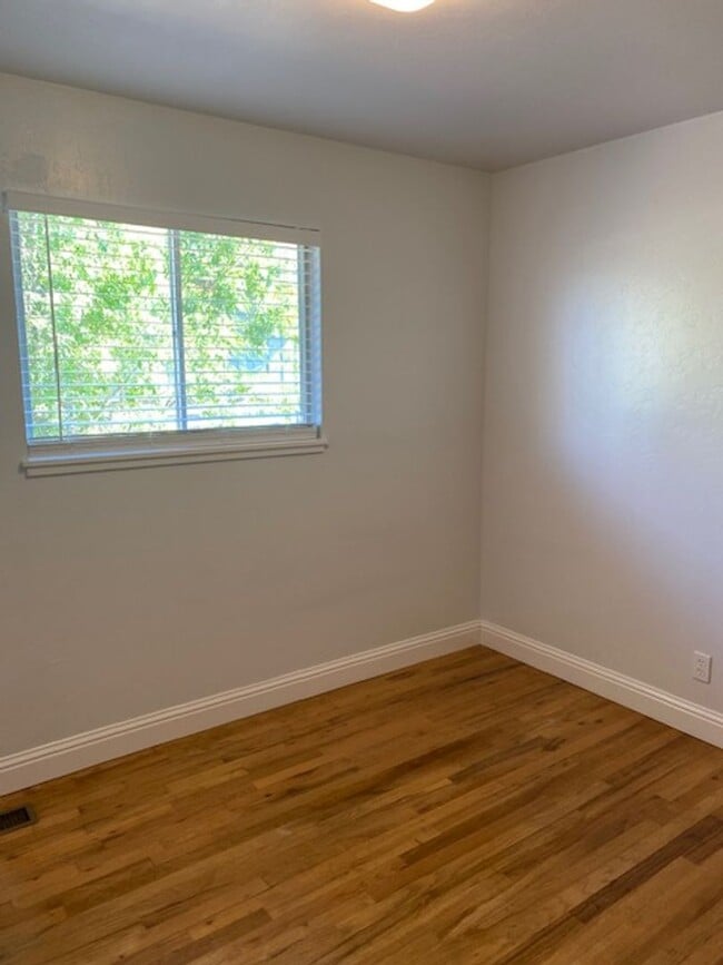 Building Photo - Spacious Home in West Redding!  Close to M...