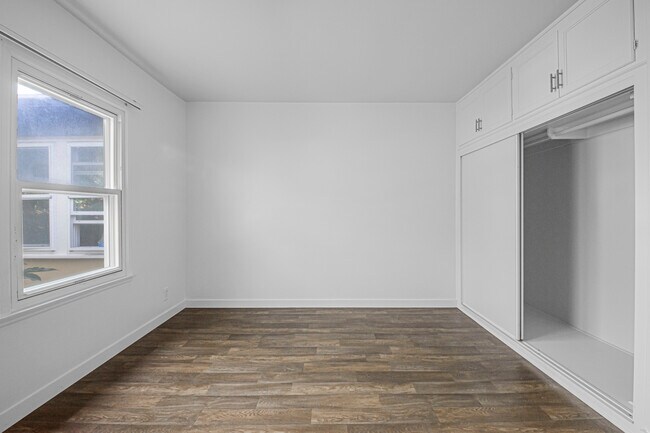 Building Photo - 5844 W 88th St