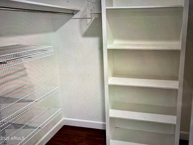 Building Photo - 912 E Acacia Cir