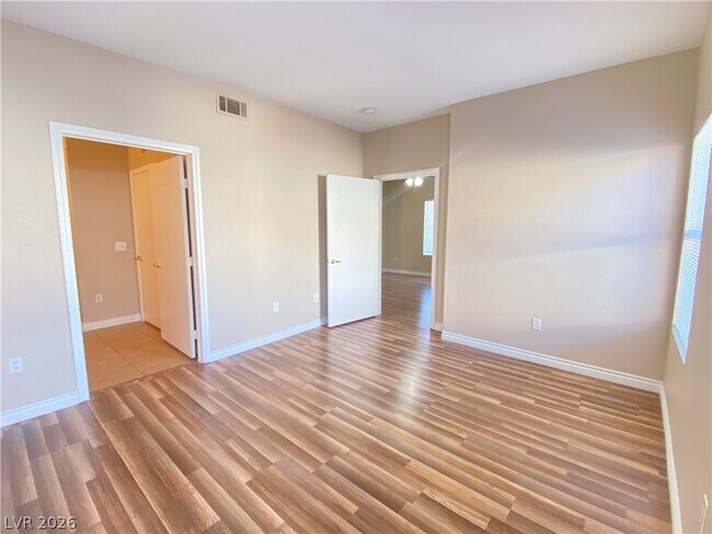 Building Photo - 3400 Cabana Dr