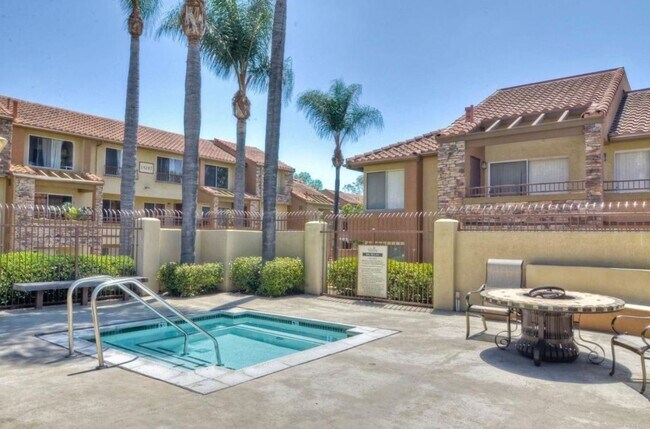 Building Photo - Beautiful 2-Bedroom Condo in Desirable Ran...