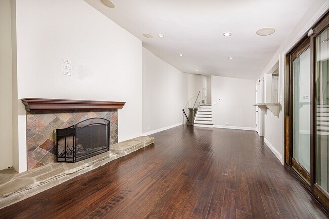 Building Photo - Upgraded Newport Beach Townhouse in Park Lido!