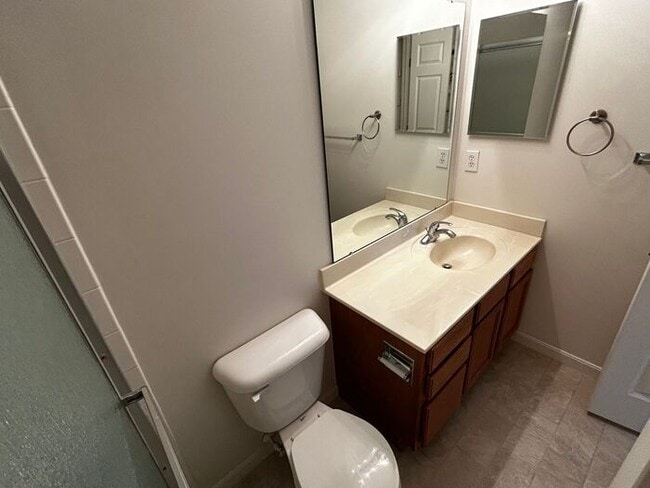 Building Photo - Clean Condo, Fantastic Location!