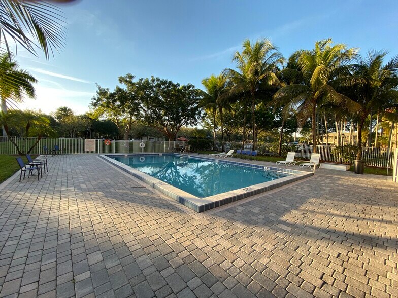 Building Photo - 120 Sparrow Dr