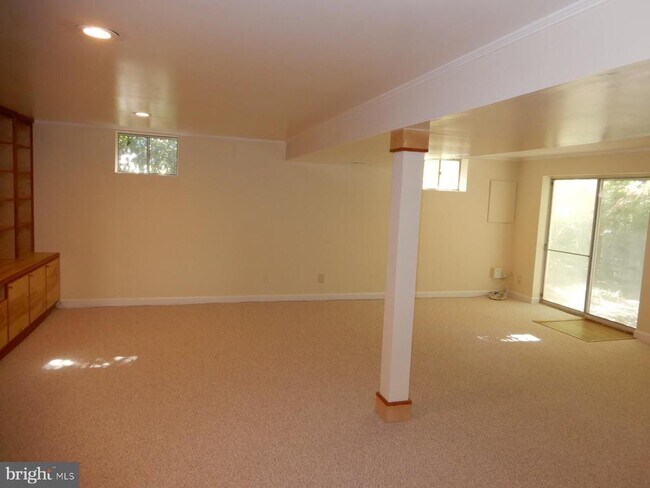 Building Photo - 7014 Maple Tree Ln