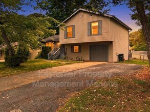 Building Photo - 393 Cedar Trce SW