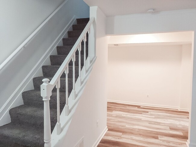 Building Photo - Spacious And Renovated 3 Bed 2 Bath Interi...