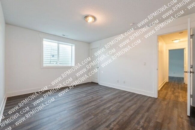 Building Photo - 1408 NW Spruce Dr