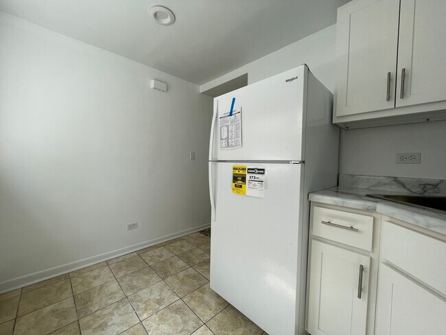 Building Photo - 7722 W Belmont Ave