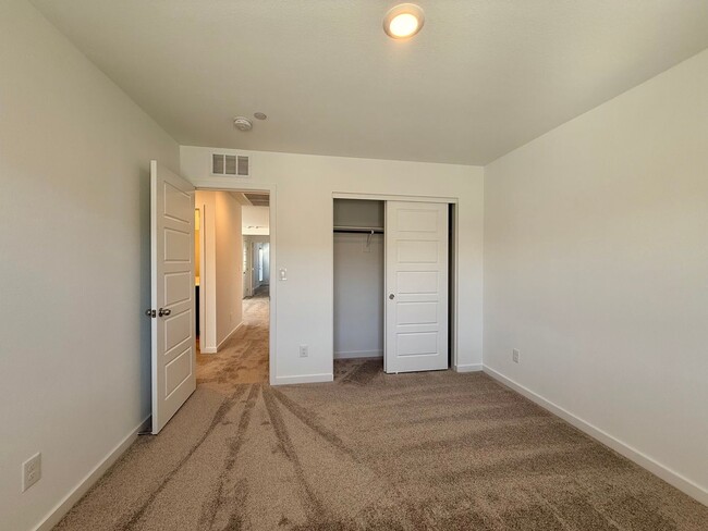 Building Photo - 4 BED 3 BATH 2 CAR GARAGE TOWNHOUSE + LOFT ON CORNER LOT w/ BALCONY