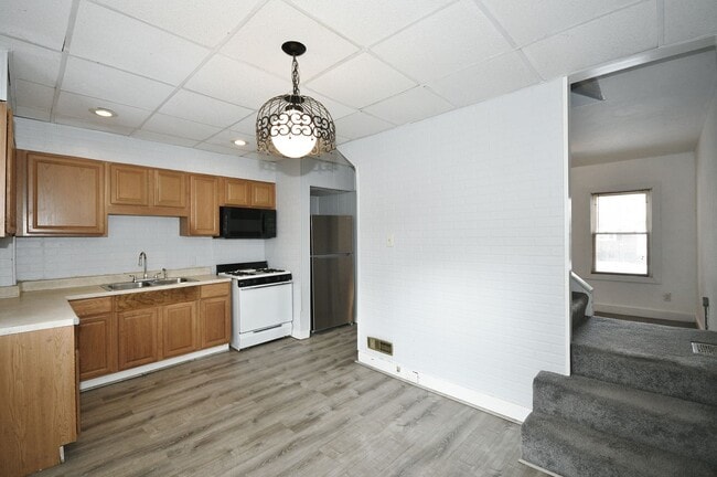 Building Photo - 2 Bed/1Bath Single Family Row House - Section 8 Considered